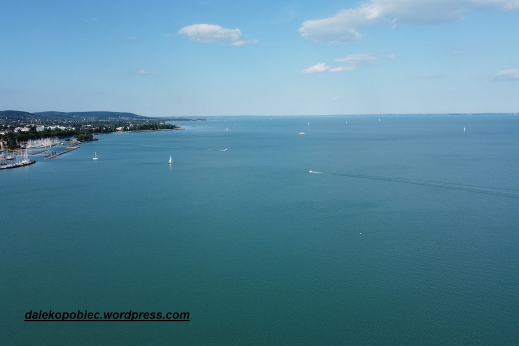 zależy od pory dnia ale zawsze odcienia pięknego błękitu