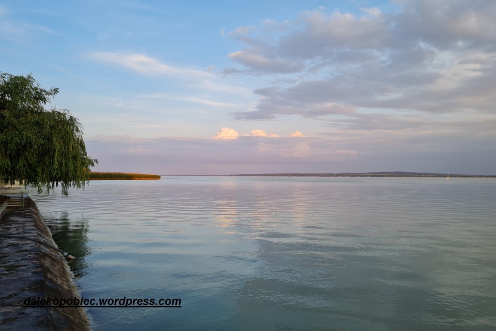 Widok od strony kąpieliska jeszcze nie czynnego