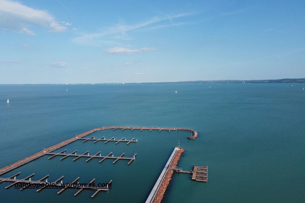 niestety urbanizacja postępuje , nowe hotele , nowe przystanie